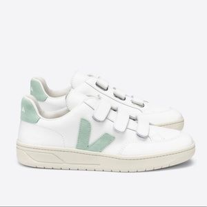 NWT VEJA V-LOCK LEATHER WHITE MATCHA